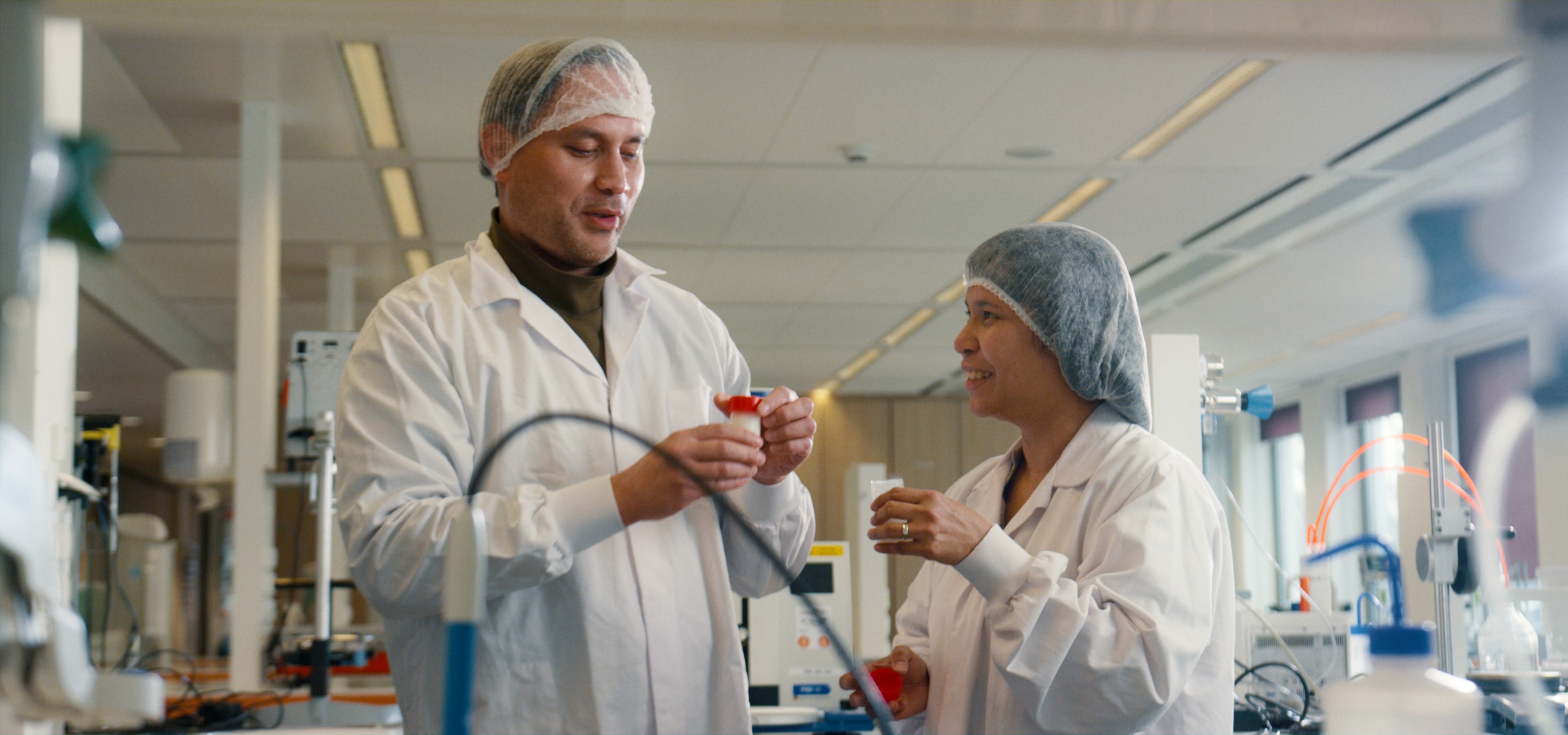 Herda in the lab with collaegue 