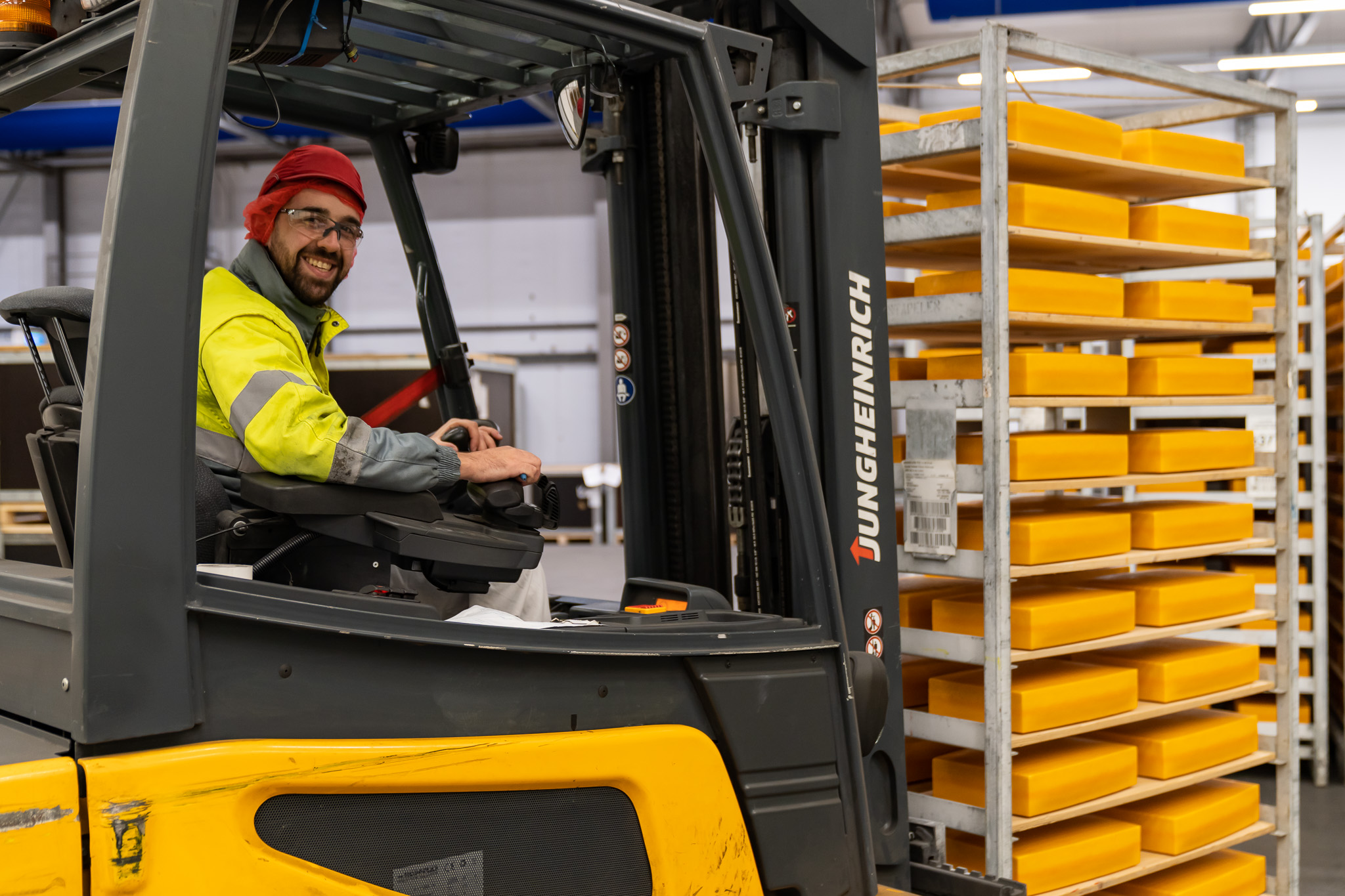 Collega op Heftruck met kazen