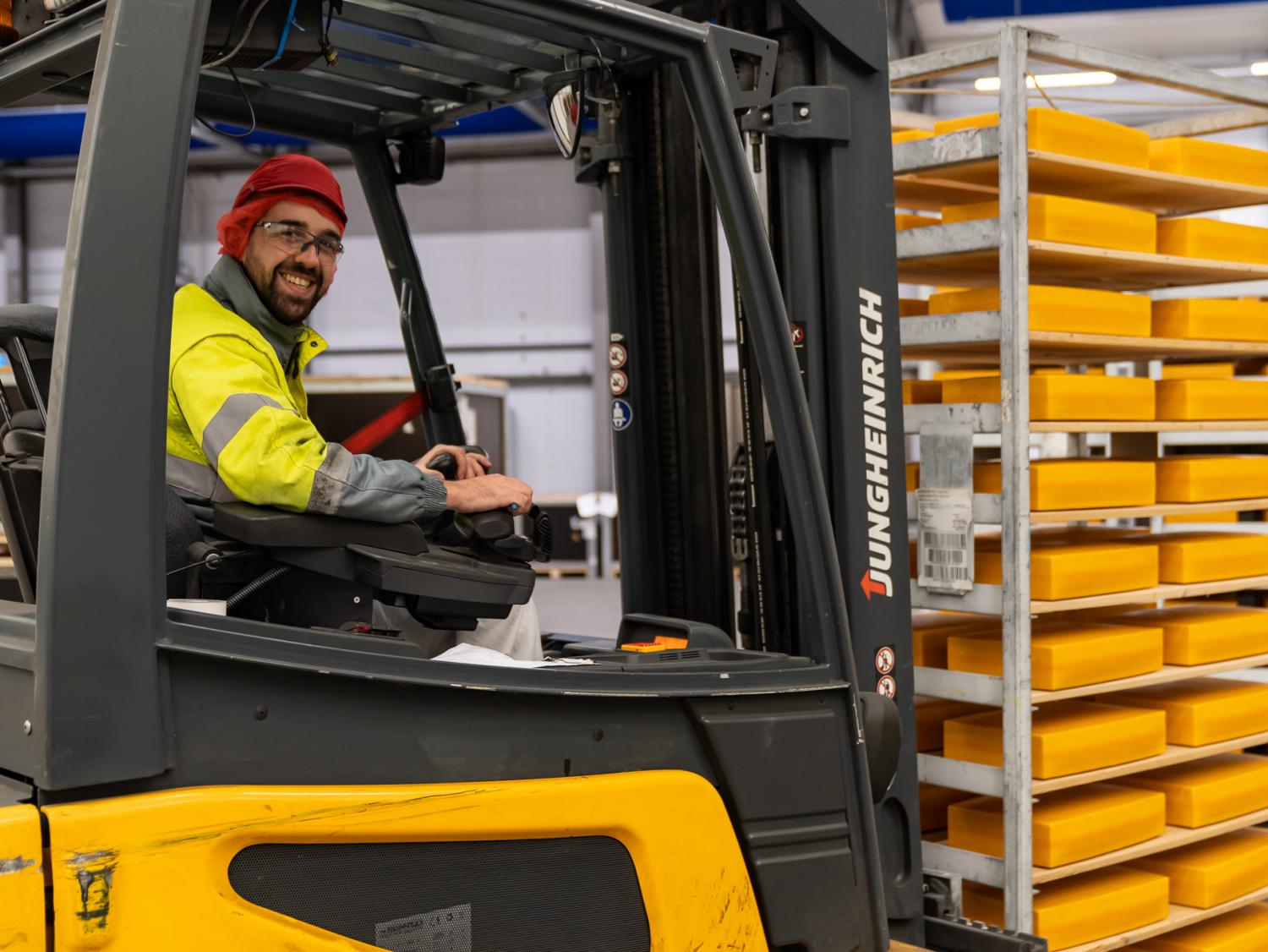 Collega op Heftruck met kazen