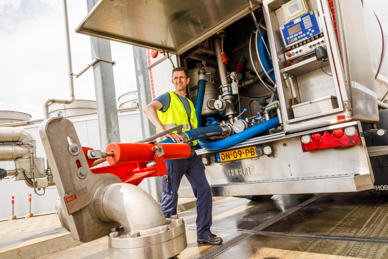 Melkwagen bij fabriek